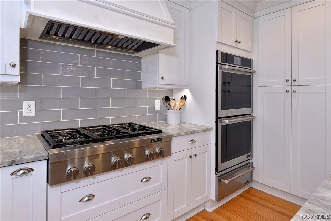 104 Lawnes Circle Williamsburg, VA 23185 - Photo 13 of 49 a kitchen with granite countertop a stove and a refrigerator
