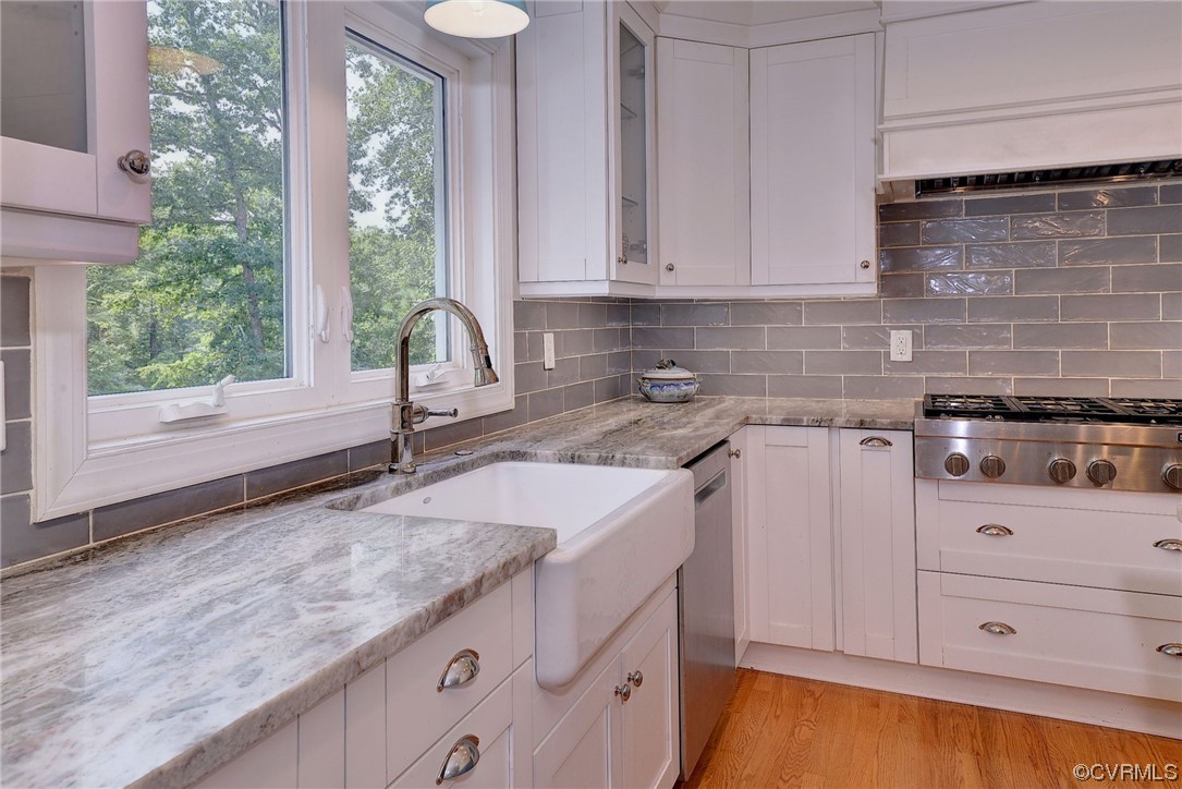 104 Lawnes Circle Williamsburg, VA 23185 - Photo 14 of 49 a kitchen with granite countertop a sink and a stove