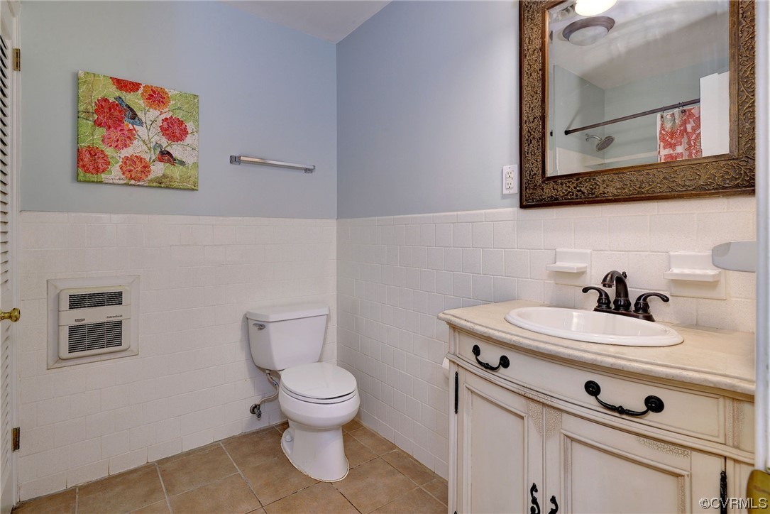 104 Lawnes Circle Williamsburg, VA 23185 - Photo 26 of 49 a bathroom with a toilet a sink and mirror