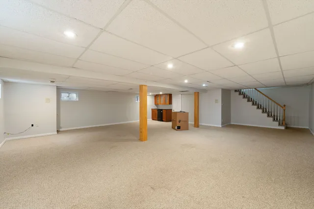 a view of empty room with window