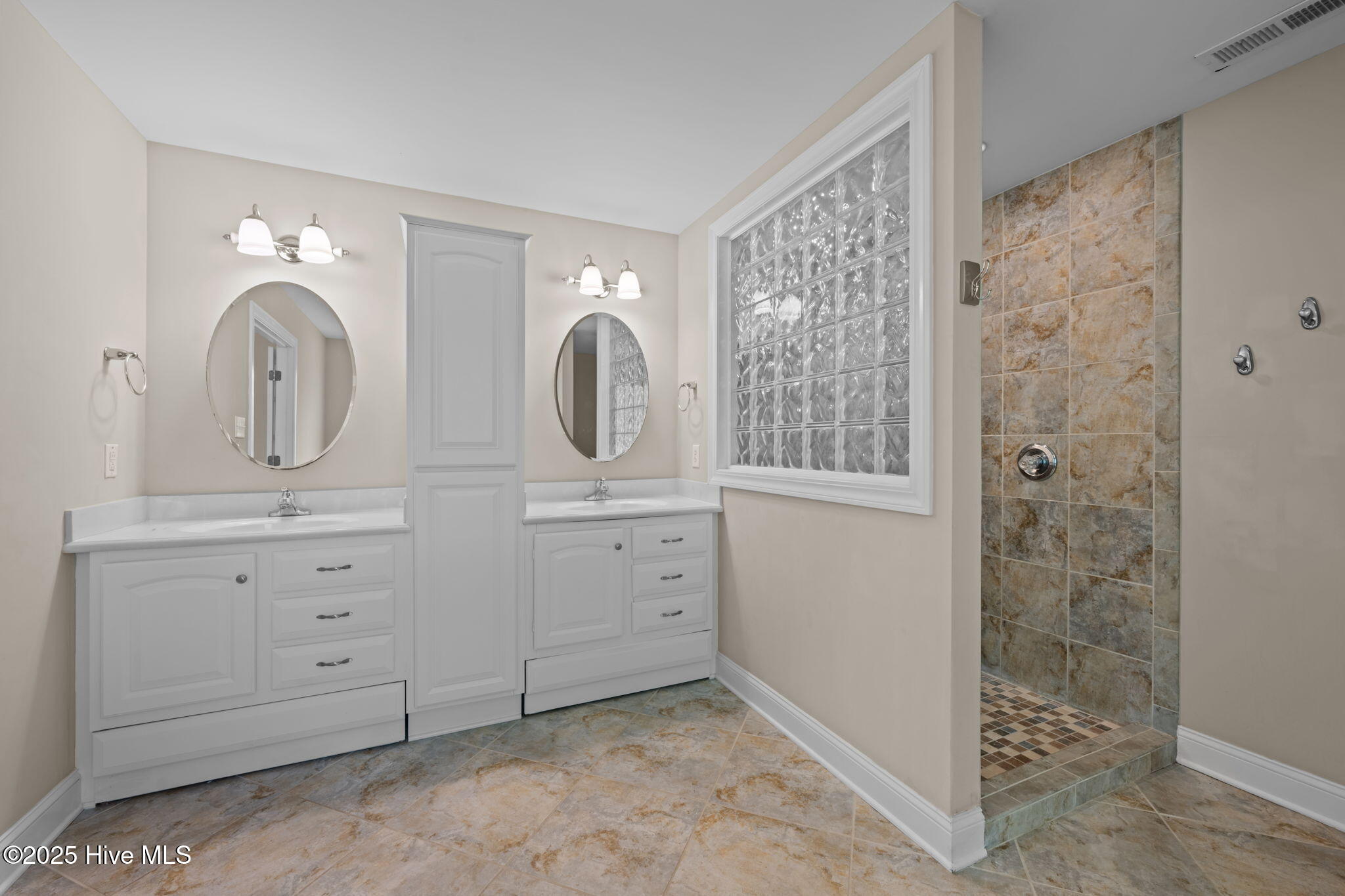 1609 Lucerne Way New Bern, NC 28560 - Photo 18 of 48 Dual Vanities