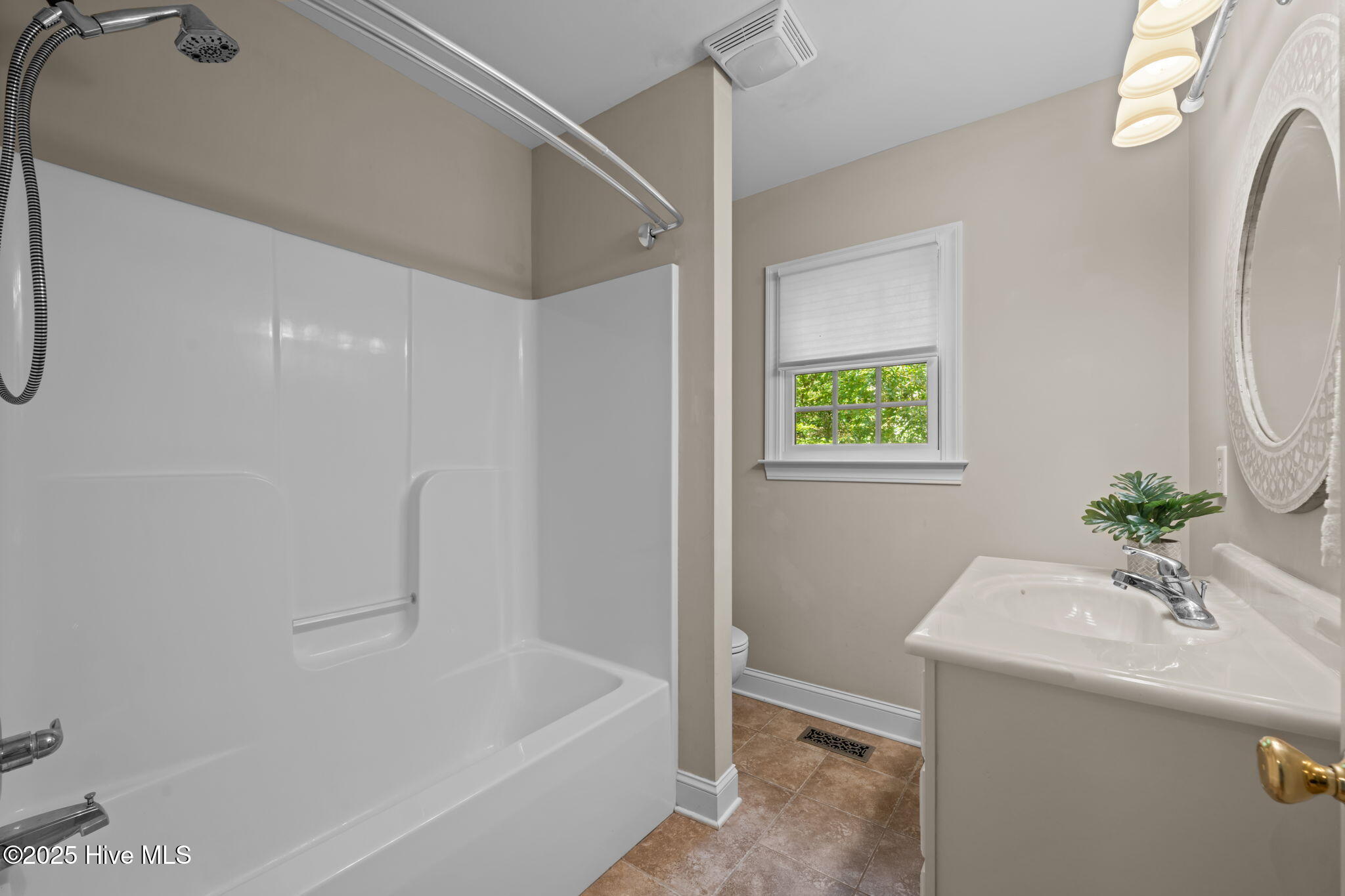 1609 Lucerne Way New Bern, NC 28560 - Photo 28 of 48 Guest Bath