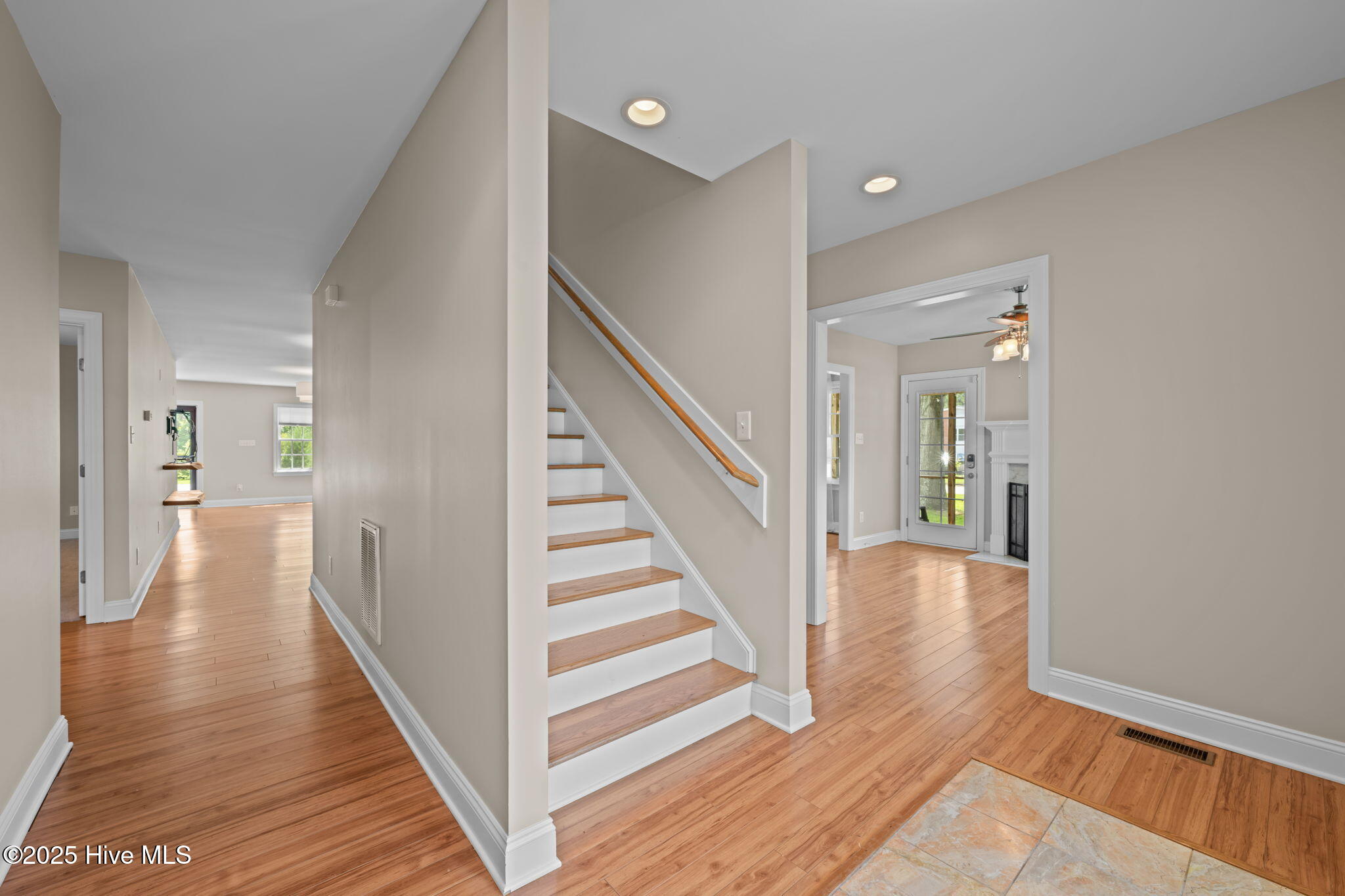 1609 Lucerne Way New Bern, NC 28560 - Photo 7 of 48 Hallway