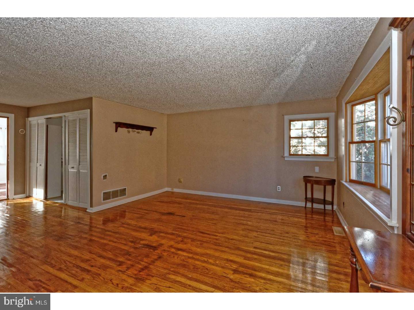 402 Cornell Road Glassboro, NJ 08028 - Photo 4 of 25 Living Room