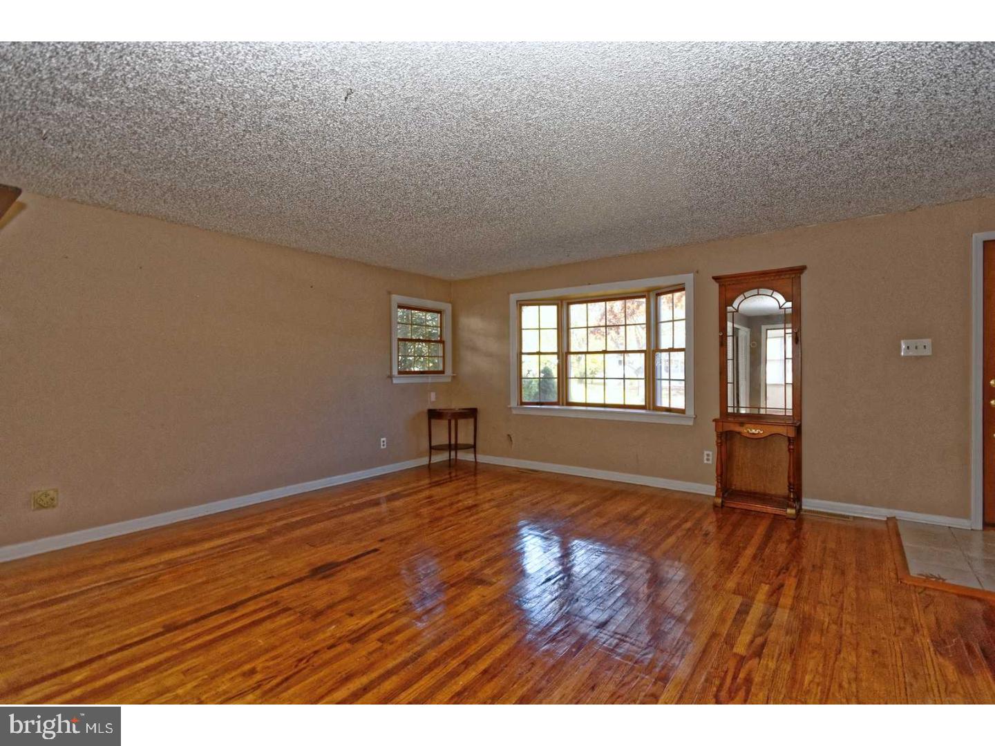402 Cornell Road Glassboro, NJ 08028 - Photo 5 of 25 Living Room