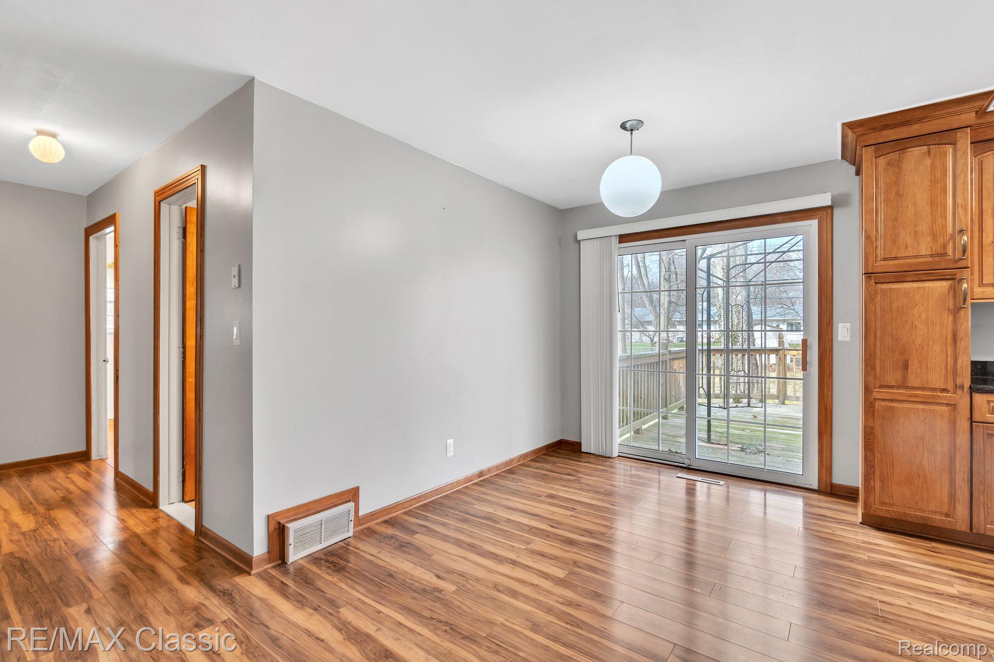 4390 Highfield Road Waterford, MI 48329 - Photo 9 of 38 Gallery Image 9