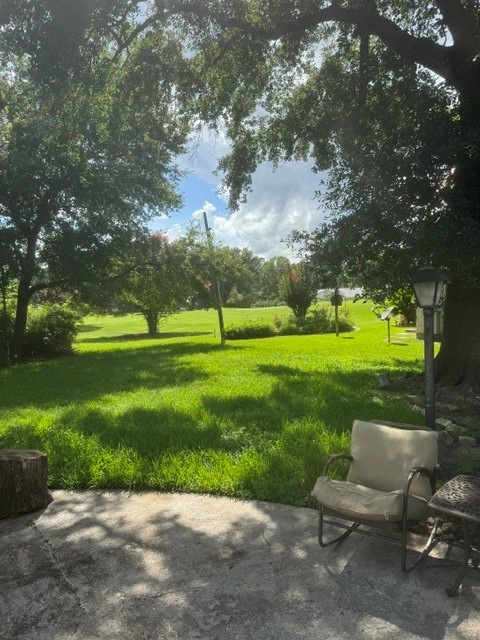6026 Coral Ridge Road Houston, TX 77069 - Photo 31 of 34 Sitting area in large backyard looking onto the 3rd hole.