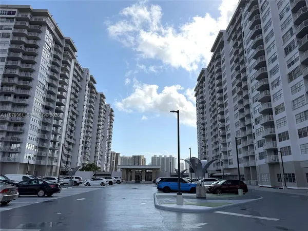 $2,500 | 18031 Biscayne Boulevard, Unit 904, Aventura, FL 33160