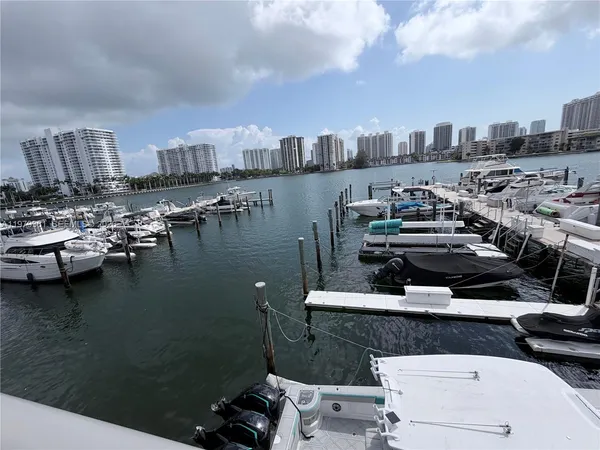 $2,500 | 18031 Biscayne Boulevard, Unit 904, Aventura, FL 33160
