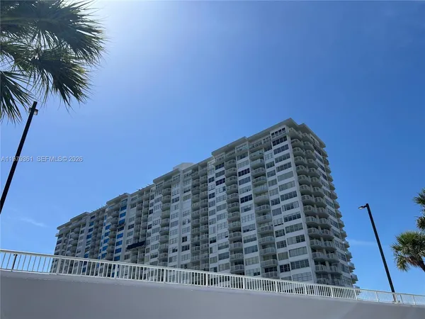 $2,500 | 18031 Biscayne Boulevard, Unit 904, Aventura, FL 33160