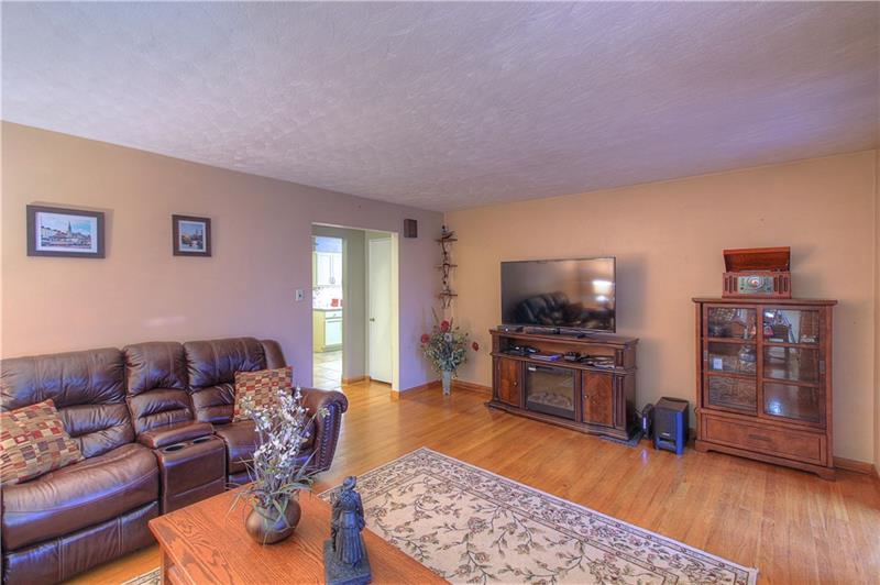2343 Ritchie Street Aliquippa, PA 15001 - Photo 3 of 25 Original Oak Floors