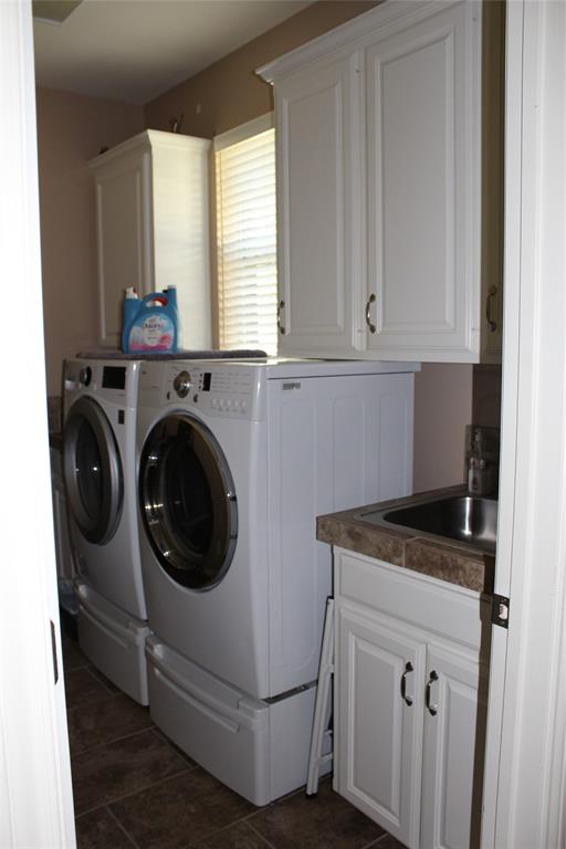 2131 Deer Run Denison, TX 75020 - Photo 34 of 35 a utility room with sink dryer and washer