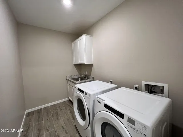 a view of a house with yard and street