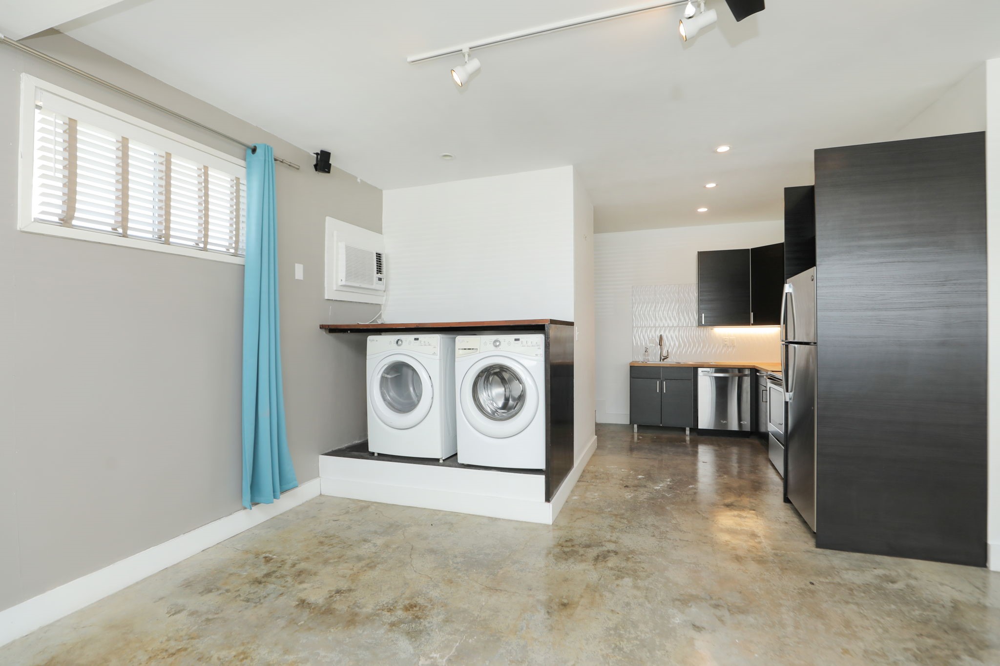 2215 Cleburne Street Houston, TX 77004 - Photo 14 of 21 a utility room with a washer and dryer