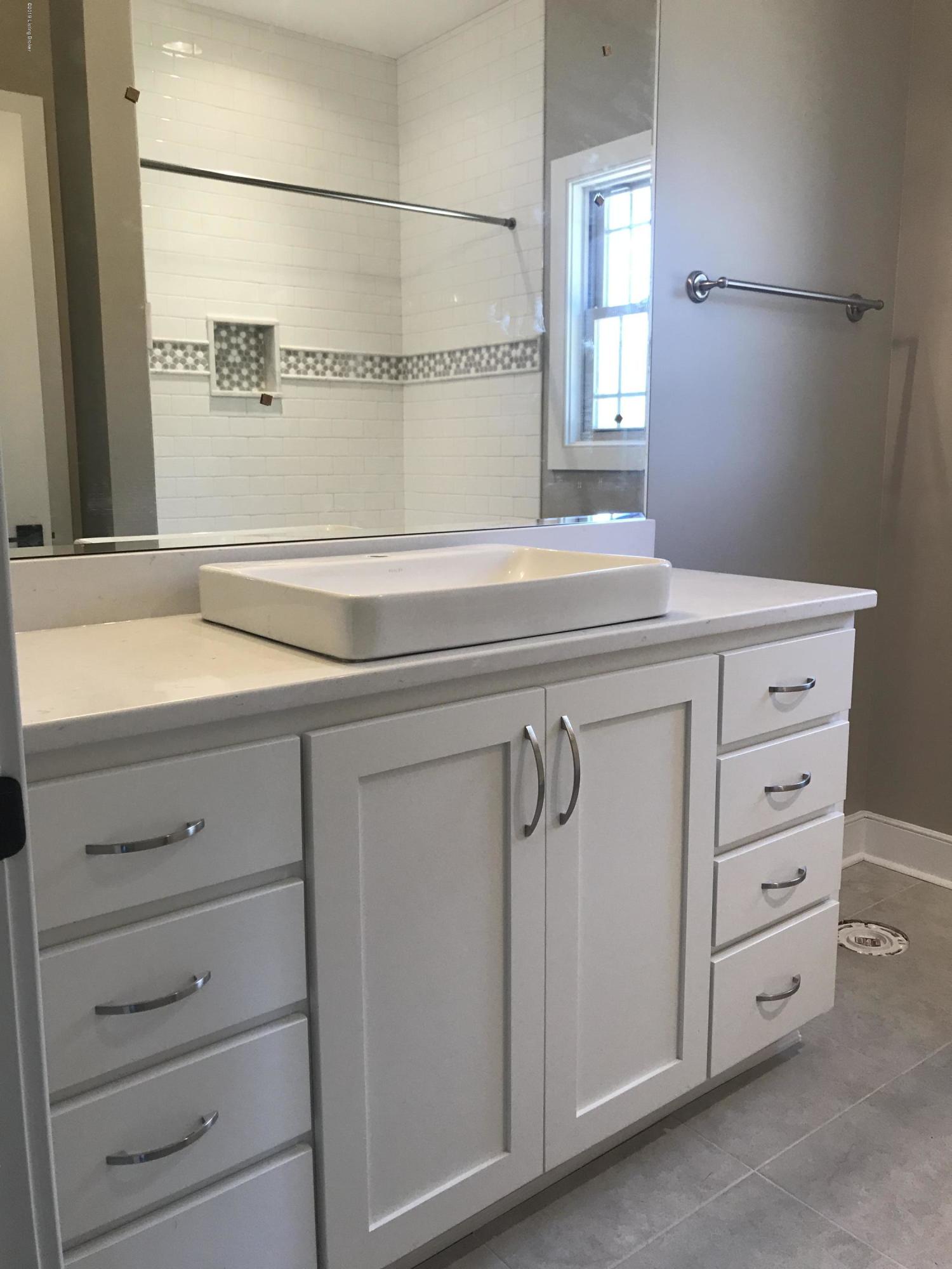 9702 Gutenberg Road Louisville, KY 40299 - Photo 22 of 33 Hall Bath