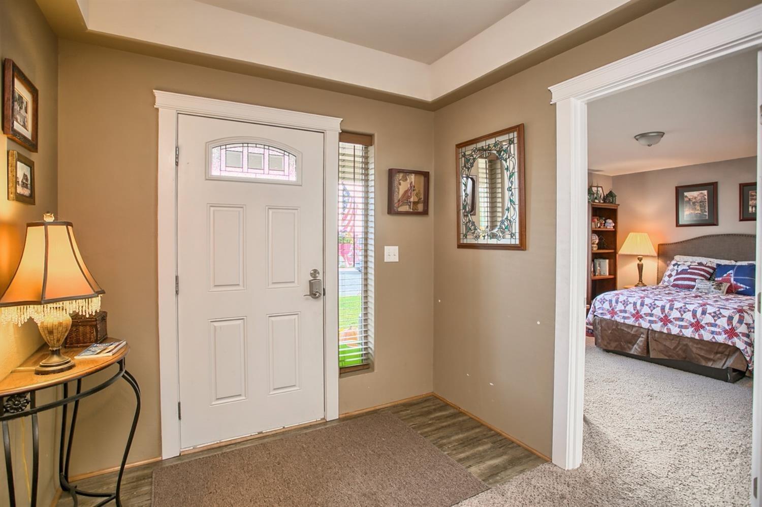 569 Barton Road Eagle Point, OR 97524 - Photo 3 of 23 Come on in.....