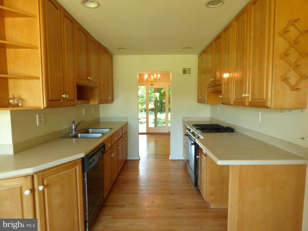 7332 Muncaster Mill Road Rockville, MD 20855 - Photo 10 of 30 Kitchen