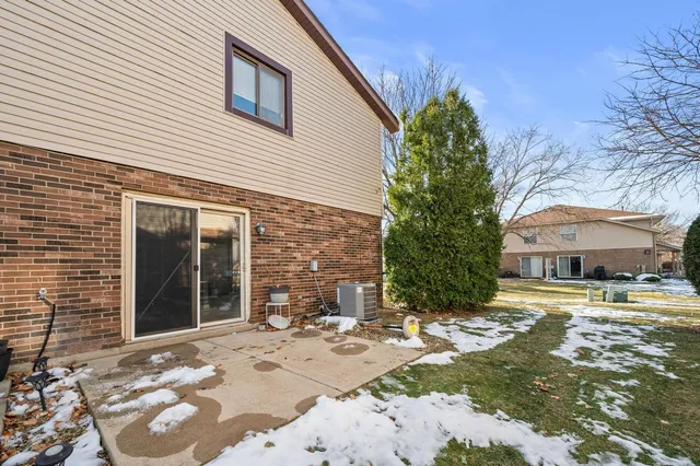 $229,000 | 16160 Apple Lane, Unit 1, Tinley Park, IL 60487