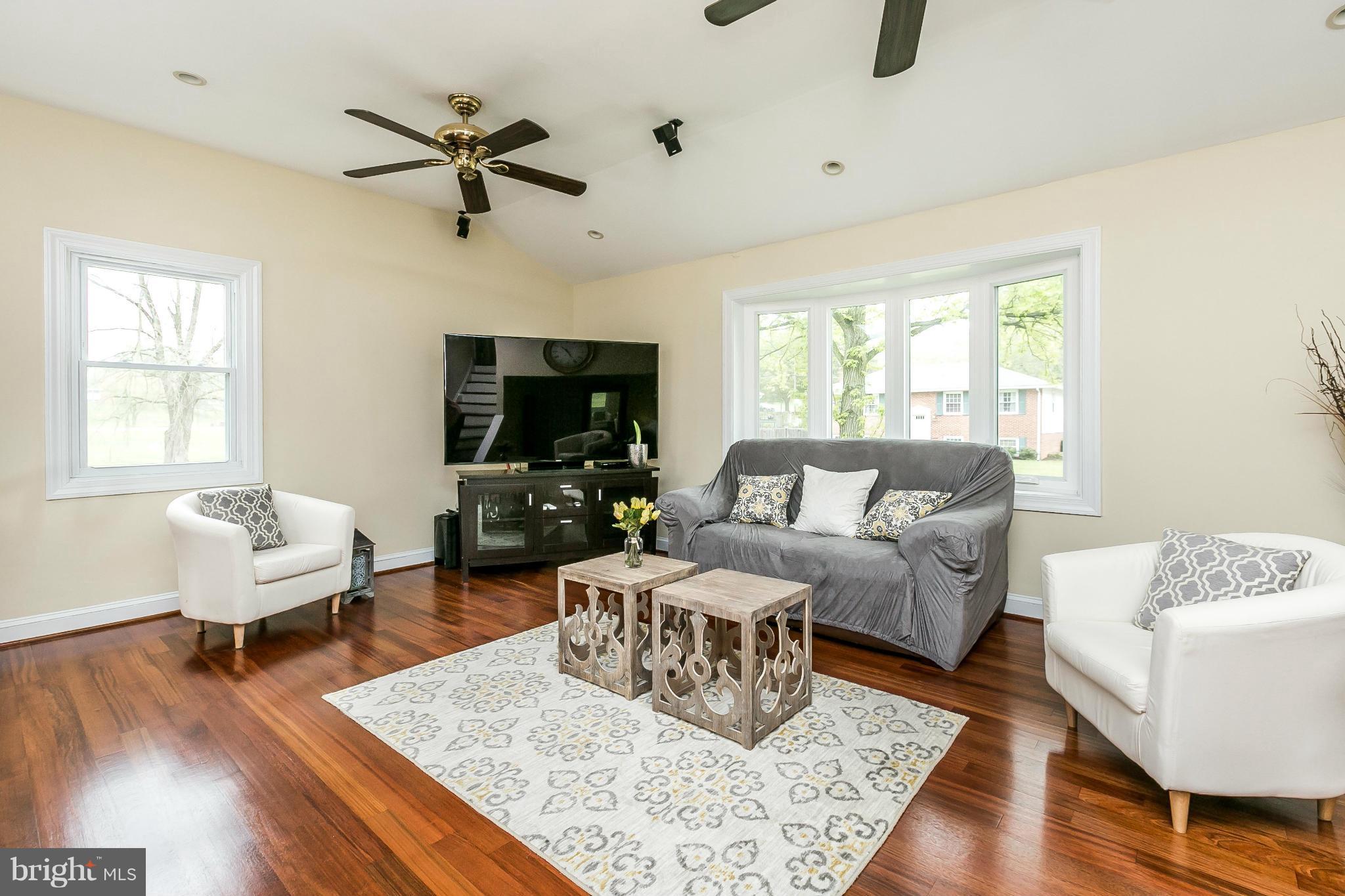 1007 Breezewick Road Baltimore, MD 21286 - Photo 4 of 30 Living Room