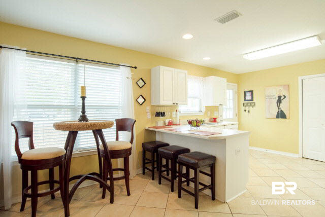 2300 East 4th Street Gulf Shores, AL 36542 - Photo 15 of 26 Breakfast area / kit