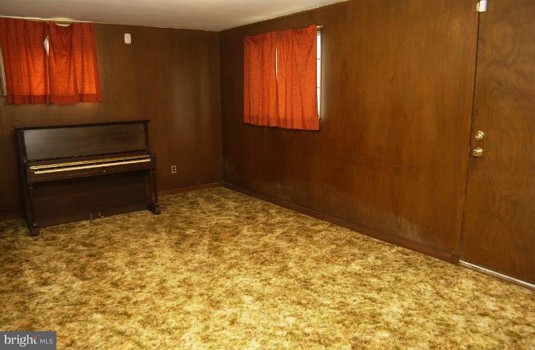 3610 Coronado Road Baltimore, MD 21244 - Photo 12 of 17 Family Room