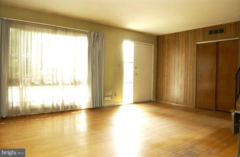 3610 Coronado Road Baltimore, MD 21244 - Photo 4 of 17 Living Room