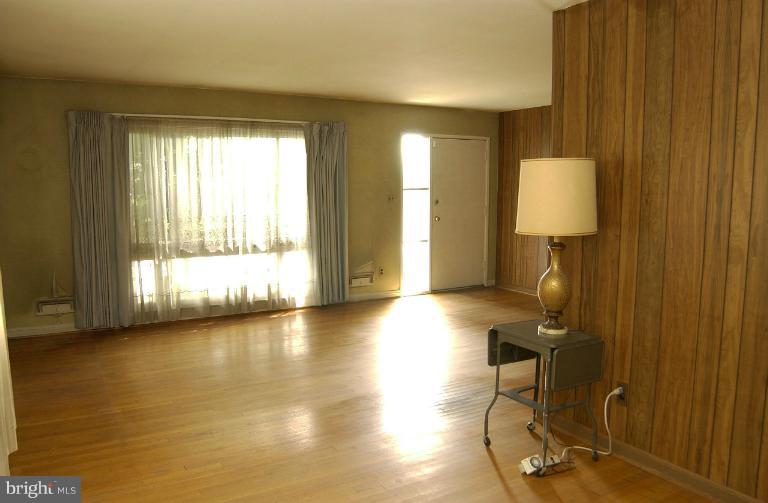 3610 Coronado Road Baltimore, MD 21244 - Photo 8 of 17 Living Room