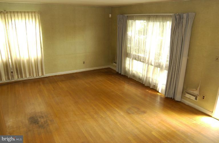 3610 Coronado Road Baltimore, MD 21244 - Photo 10 of 17 Living Room