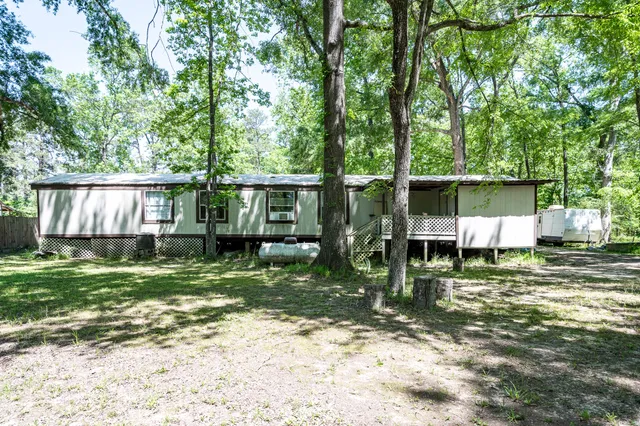 a view of a house with backyard