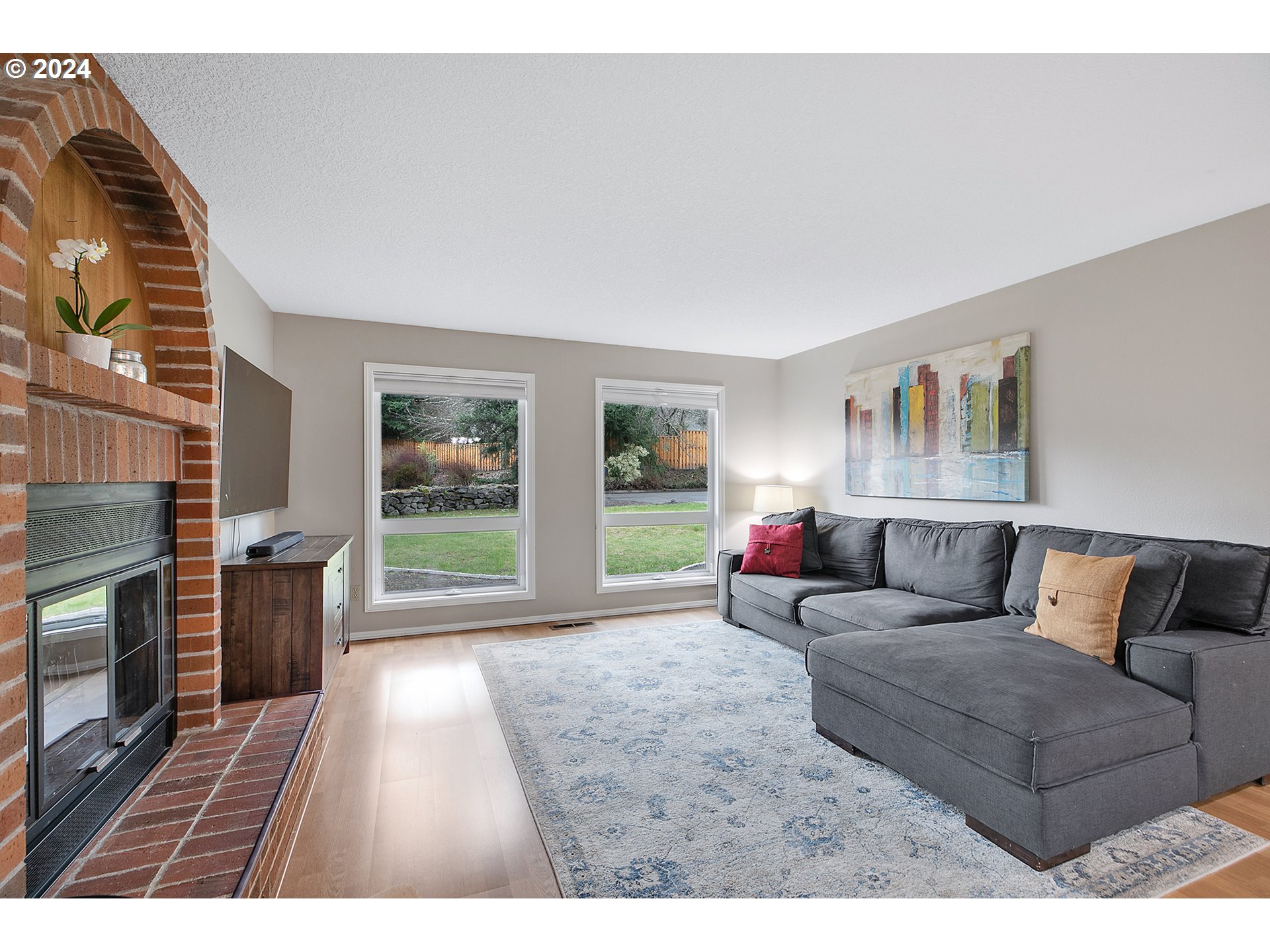 6418 Southwest Roundtree Court Portland, OR 97219 - Photo 6 of 37 Living Room