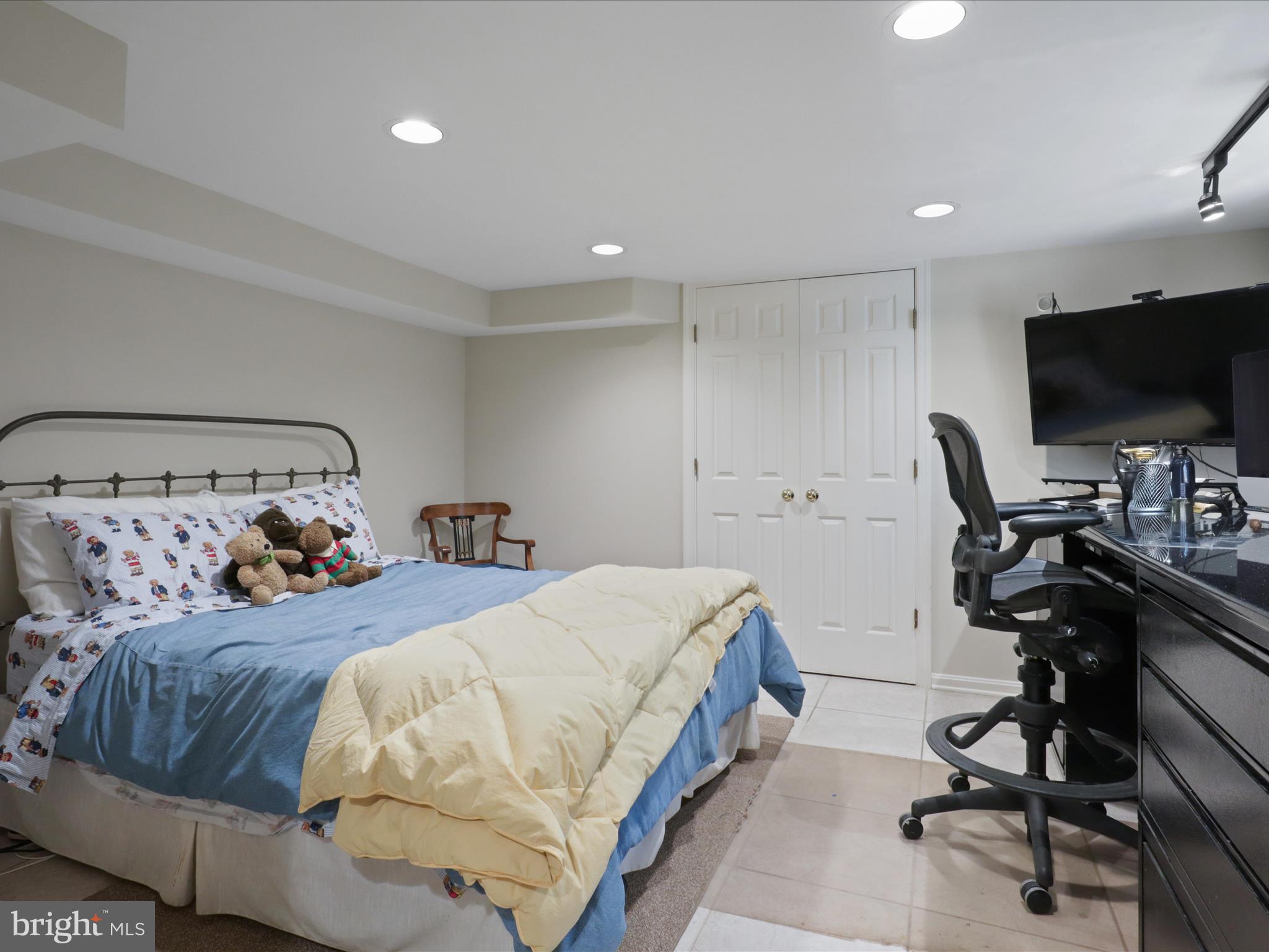 4725 Rock Spring Road Arlington, VA 22207 - Photo 38 of 59 a bedroom with two beds and a flat screen tv