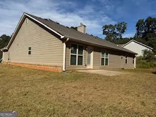 a view of a house with a backyard