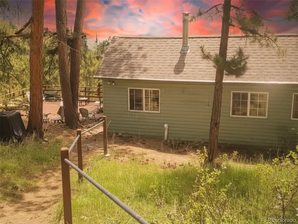 a view of house with a yard