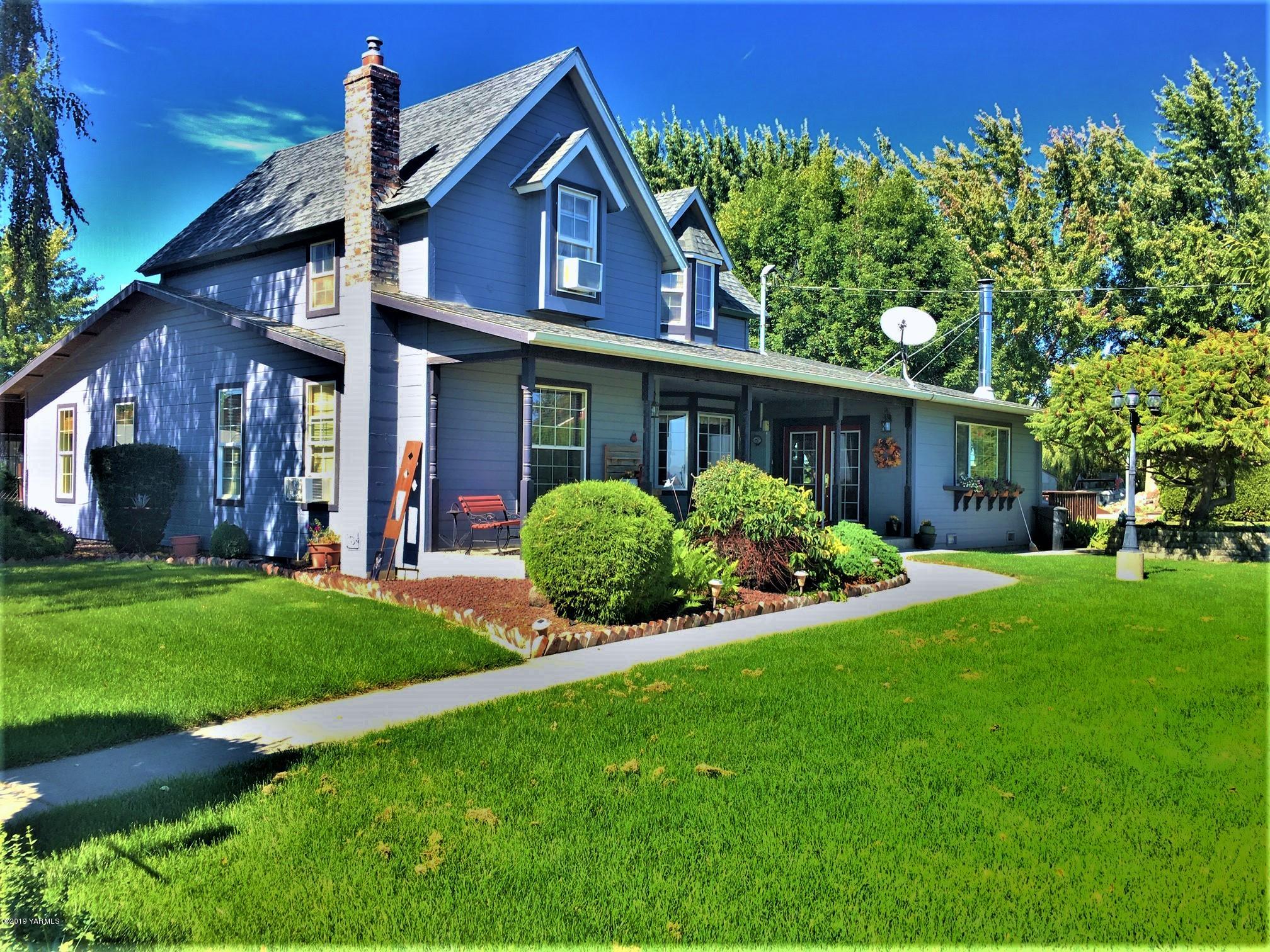 2060 Liberty Road Granger, WA 98932 - Photo 1 of 25 a front view of a house with a yard