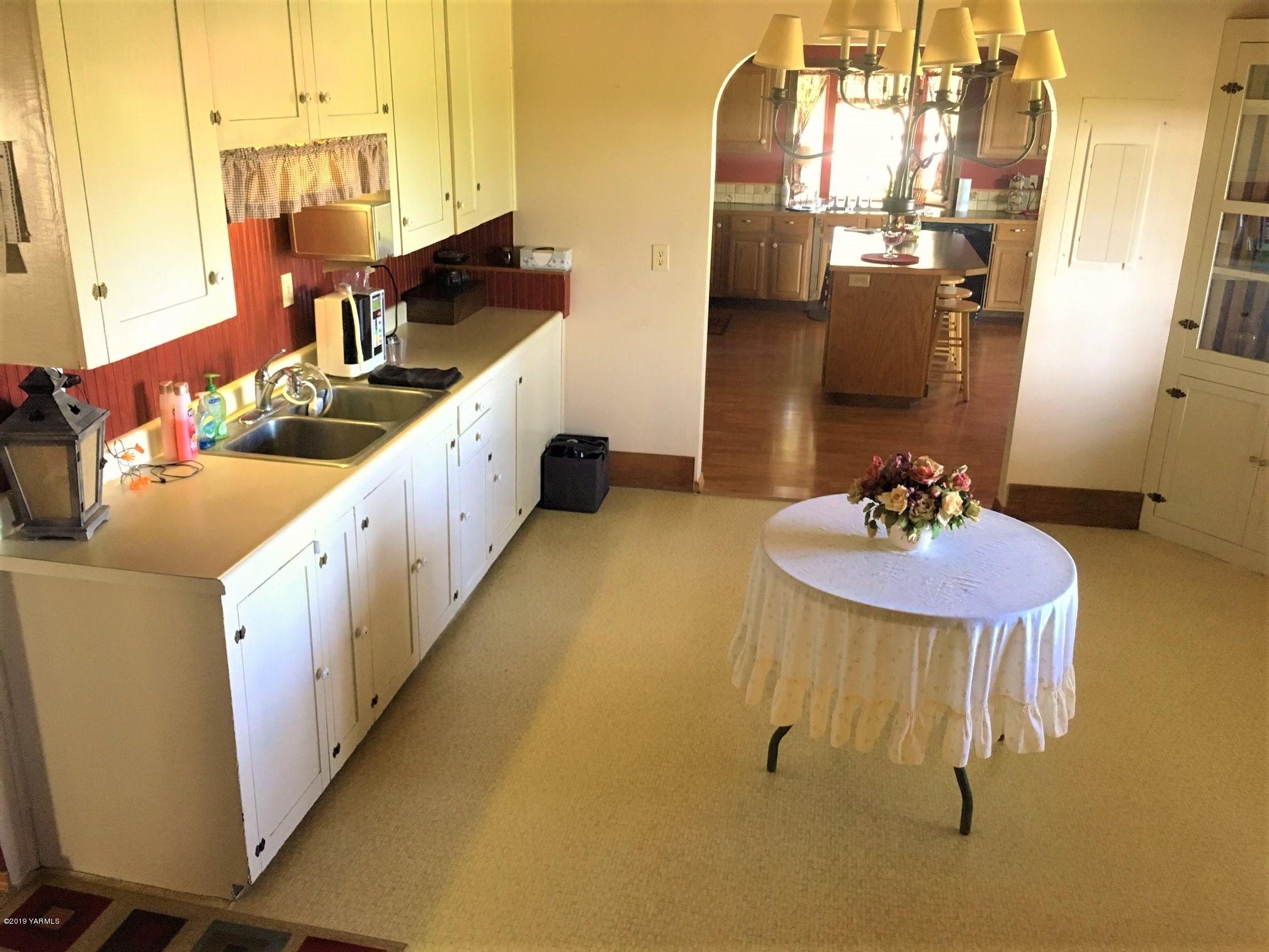 2060 Liberty Road Granger, WA 98932 - Photo 13 of 25 a large white room with mirror and sink