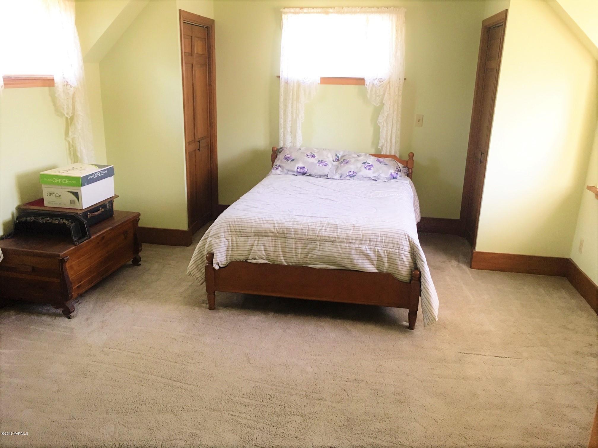 2060 Liberty Road Granger, WA 98932 - Photo 21 of 25 a spacious bedroom with a bed and a window