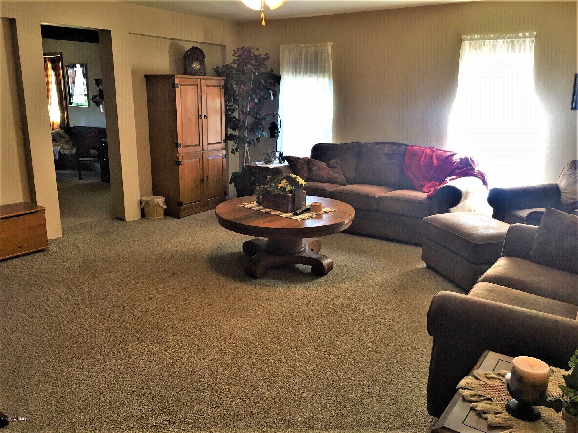 2060 Liberty Road Granger, WA 98932 - Photo 10 of 25 a living room with furniture and a large window