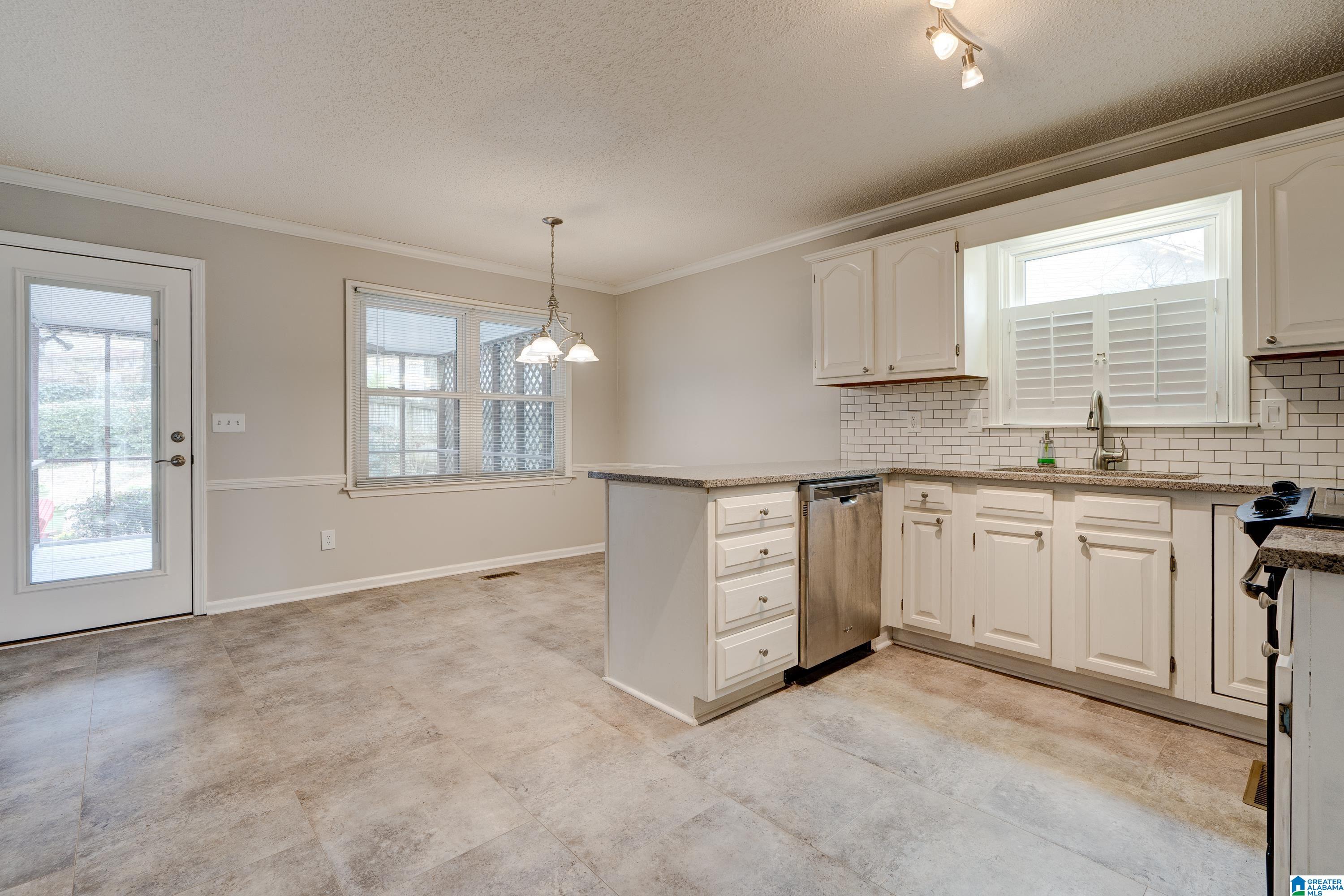 6049 Woodvale Road Helena, AL 35080 - Photo 11 of 46
