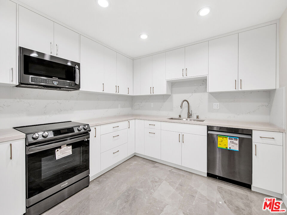1325 Valley View Road, Unit 201 Glendale, CA 91202 - Photo 14 of 36