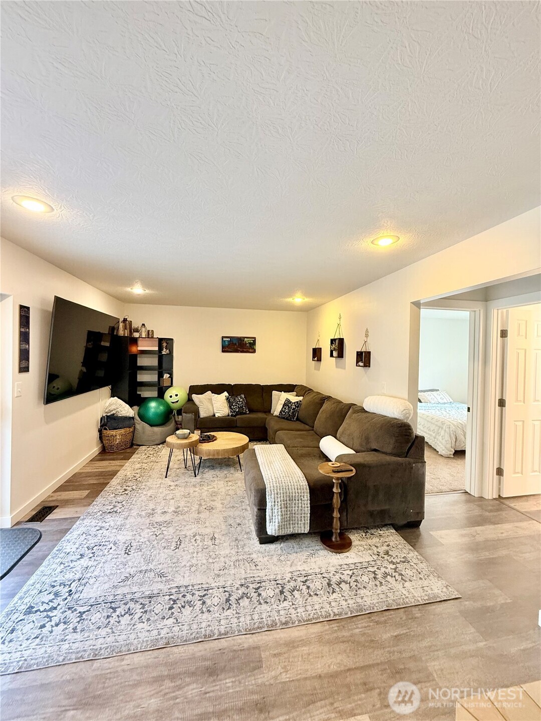 4 River Overlook Omak, WA 98841 - Photo 20 of 40 a living room with furniture and a flat screen tv