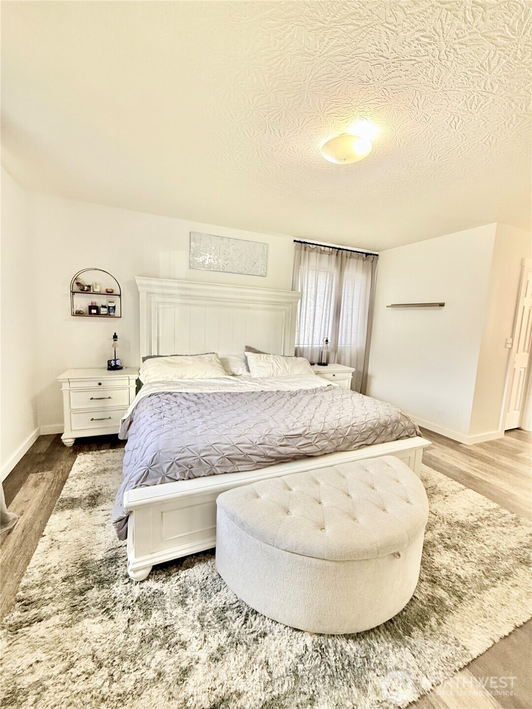 4 River Overlook Omak, WA 98841 - Photo 22 of 40 a bedroom with a bed and a mirror
