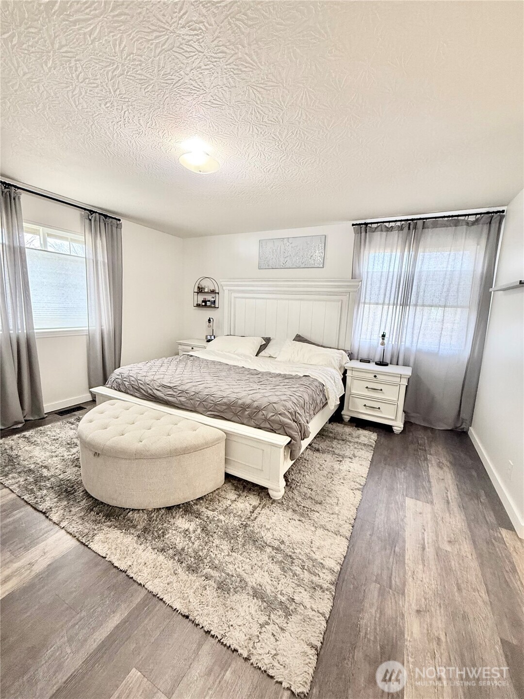 4 River Overlook Omak, WA 98841 - Photo 23 of 40 a bedroom with a bed and wooden floor