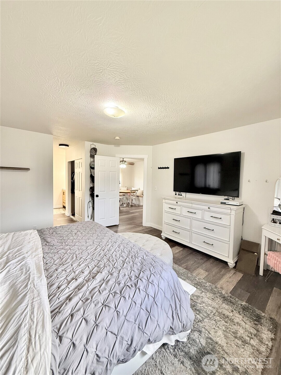 4 River Overlook Omak, WA 98841 - Photo 24 of 40 a bedroom with a bed and flat screen tv