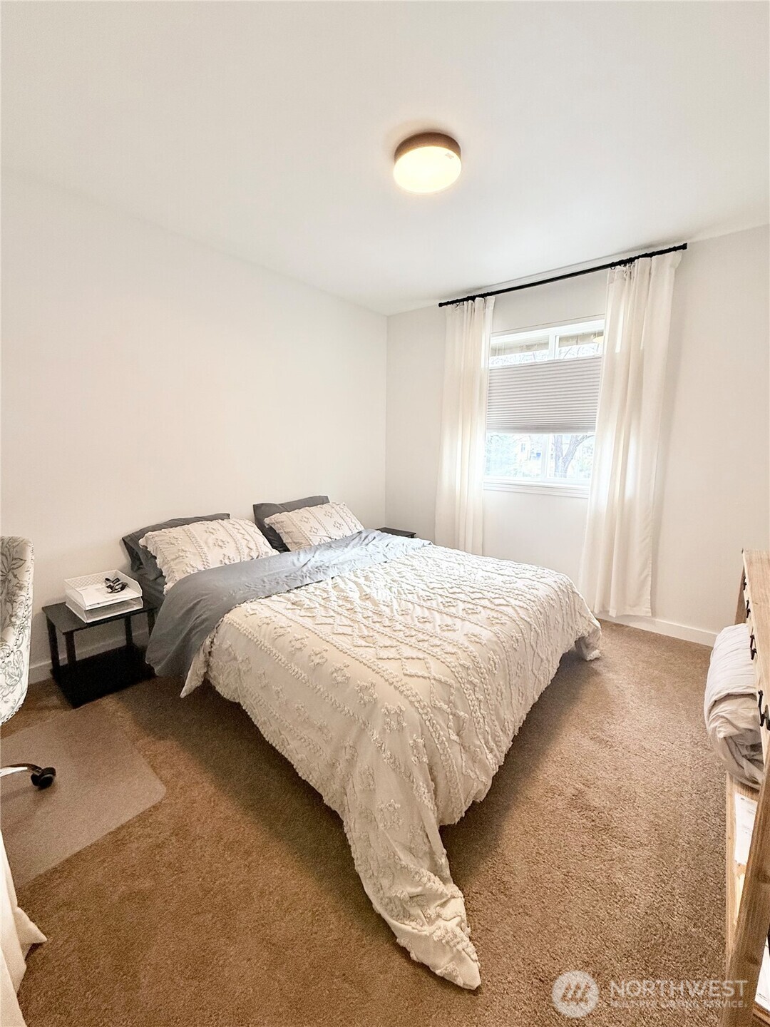 4 River Overlook Omak, WA 98841 - Photo 29 of 40 a bedroom with bed and window