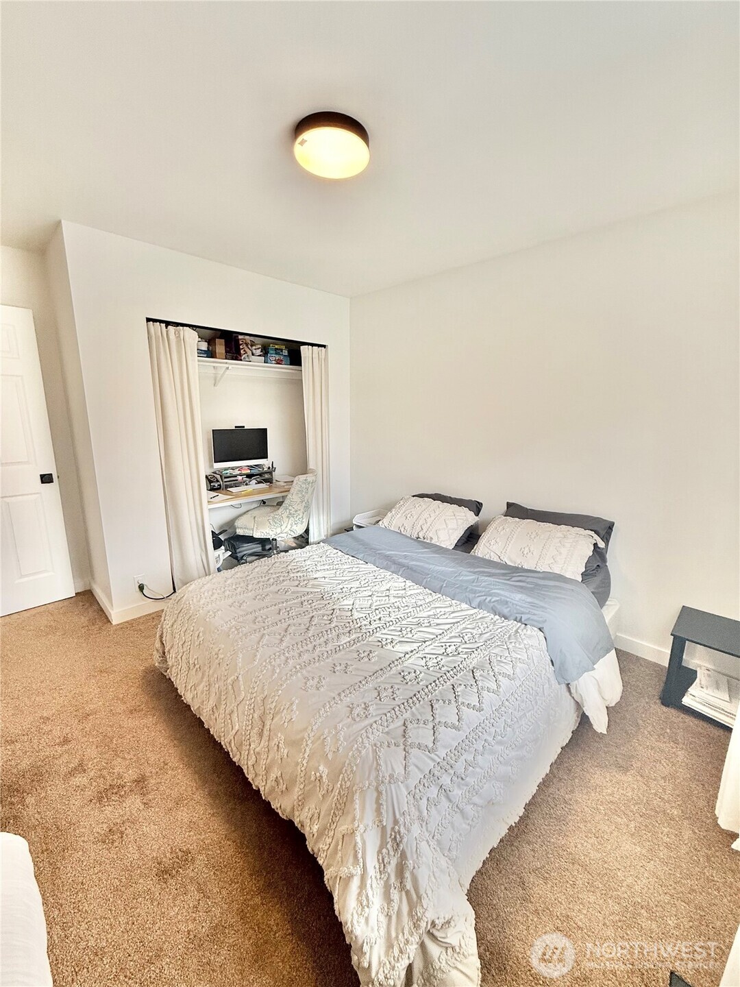 4 River Overlook Omak, WA 98841 - Photo 30 of 40 a bedroom with a bed and a flat screen tv