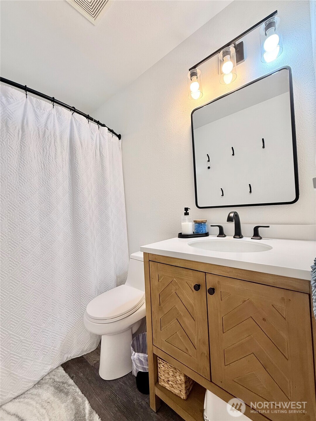 4 River Overlook Omak, WA 98841 - Photo 31 of 40 a bathroom with a sink and a mirror