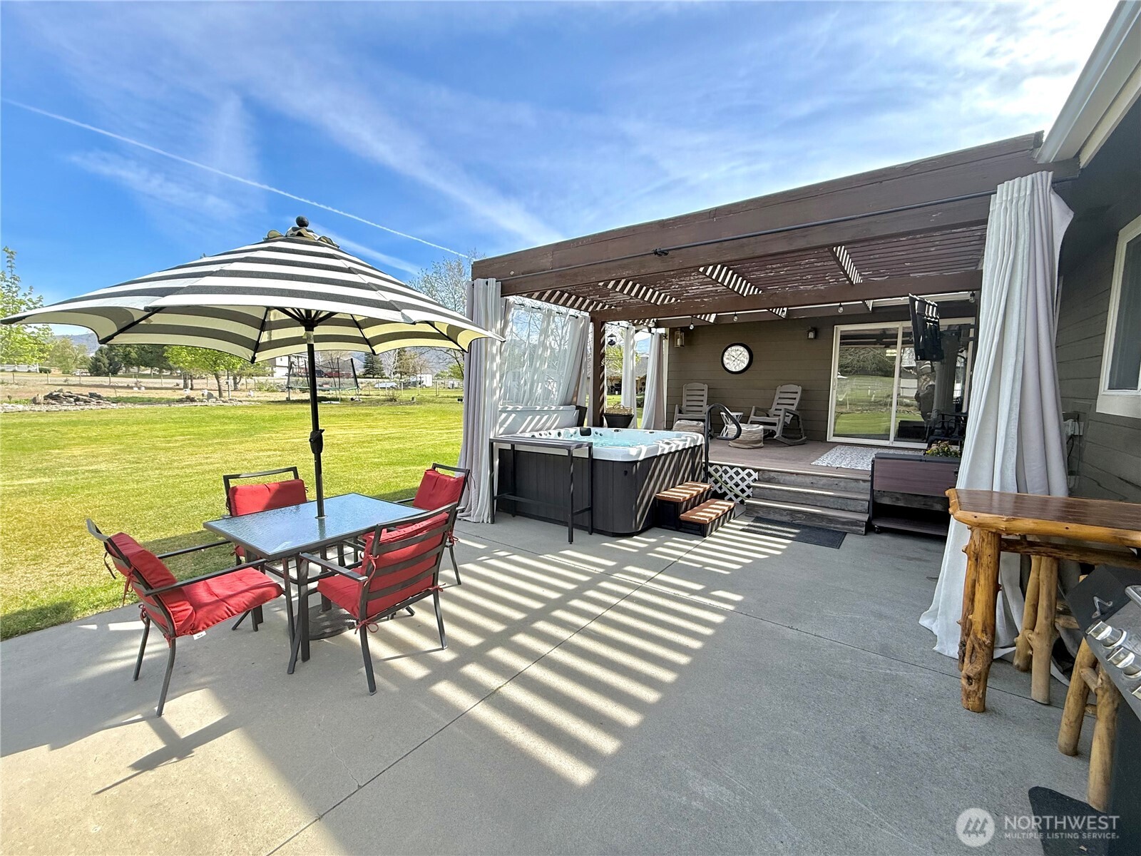 4 River Overlook Omak, WA 98841 - Photo 5 of 40 a outdoor space with lots of furniture and umbrella