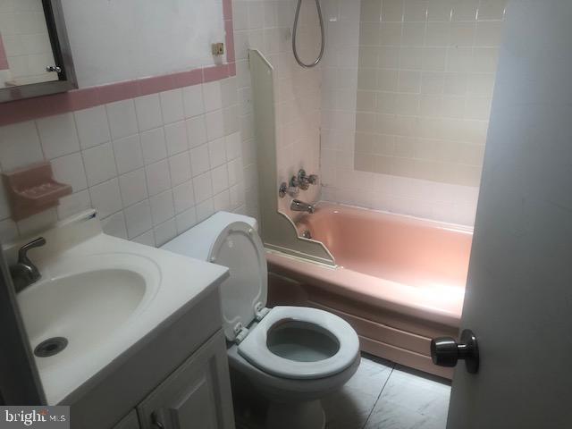 2218 Strahle Street Philadelphia, PA 19152 - Photo 22 of 34 2nd Flr_Bathroom