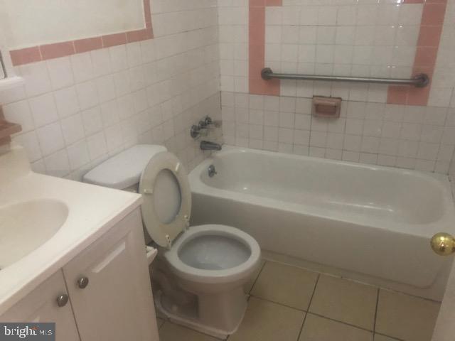 2218 Strahle Street Philadelphia, PA 19152 - Photo 7 of 34 1st Flr_Bathroom