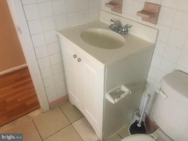 2218 Strahle Street Philadelphia, PA 19152 - Photo 8 of 34 1st Flr_Bathroom